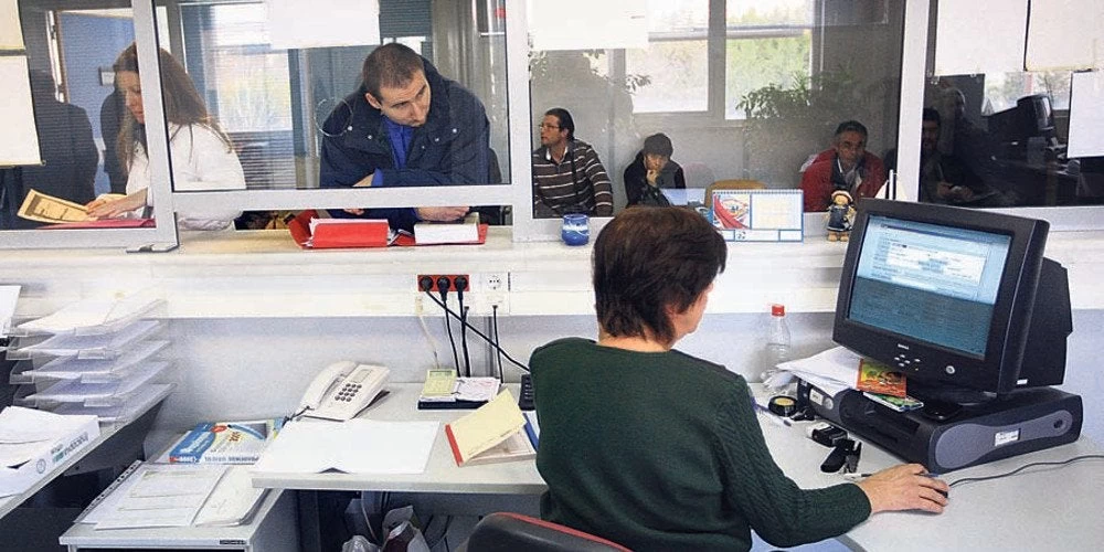 Αδειάζουν τους τραπεζικούς τους λογαριασμούς πριν τους κατασχέσει η εφορία τα χρήματα -Προτιμούν να αγοράσουν αυτοκίνητο